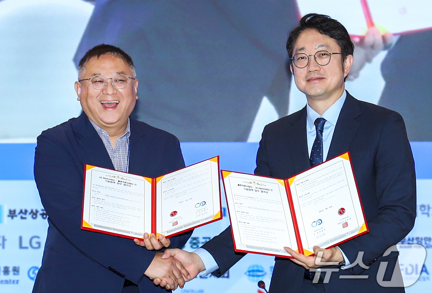 (서울=뉴스1) = LG전자가 해양 생물의 성장을 촉진하는 수용성 유리 파우더 '마린 글라스'를 앞세워 B2B 영역의 기능성 신소재 사업을 강화한다고 27일 밝혔다.김영석 LG전자 …