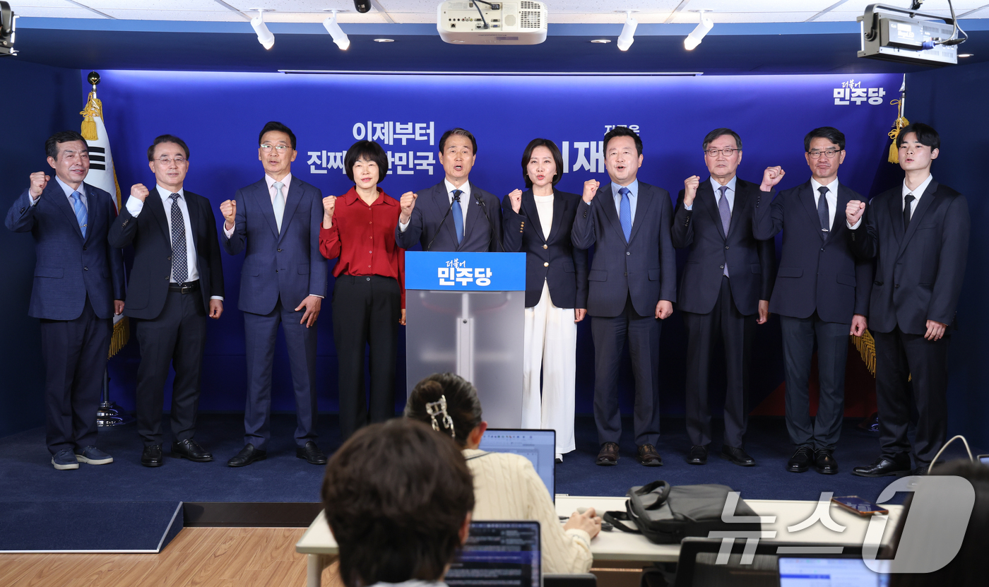 (서울=뉴스1) 안은나 기자 = 권오을 더불어민주당 중앙선거대책위원회 국민대통합위원장 등이 27일 오전 서울 여의도 중앙당사에서 진짜 보수 선언문을 낭독한 뒤 구호를 외치고 있다. …