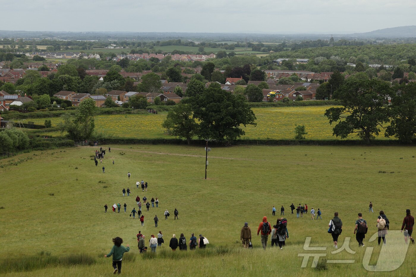 본문 이미지 - 26일(현지시간) 영국 브록웍스의 쿠퍼스 힐에서 열린 '구르는 치즈 잡기' 대회에서 참가자들이 치즈를 쫒아 언덕을 내려가고 있다.  ⓒ 로이터=뉴스1
