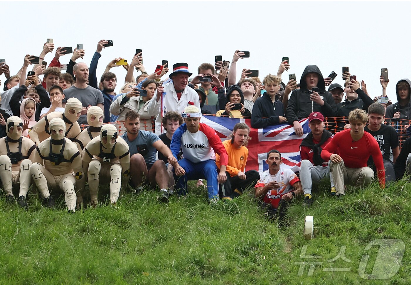 본문 이미지 - 26일(현지시간) 영국 브록웍스의 쿠퍼스 힐에서 열린 '구르는 치즈 잡기' 대회에서 참가자들이 치즈를 쫒아 언덕을 내려가고 있다. ⓒ 로이터=뉴스1