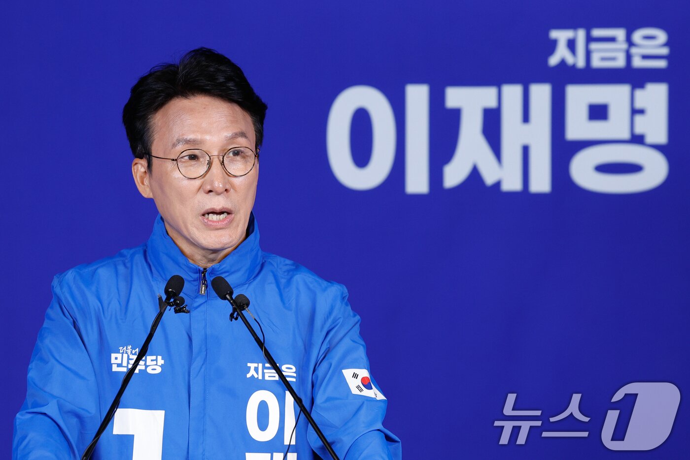 본문 이미지 - 김민석 더불어민주당 상임공동선대위원장이 27일 서울 여의도 중앙당사에서 이낙연 새미래민주당 상임고문과 김문수 국민의힘 대통령 후보의 개헌·공동정부 구성 연대 선언을 비판하고 있다. 2025.5.27/뉴스1 ⓒ News1 안은나 기자