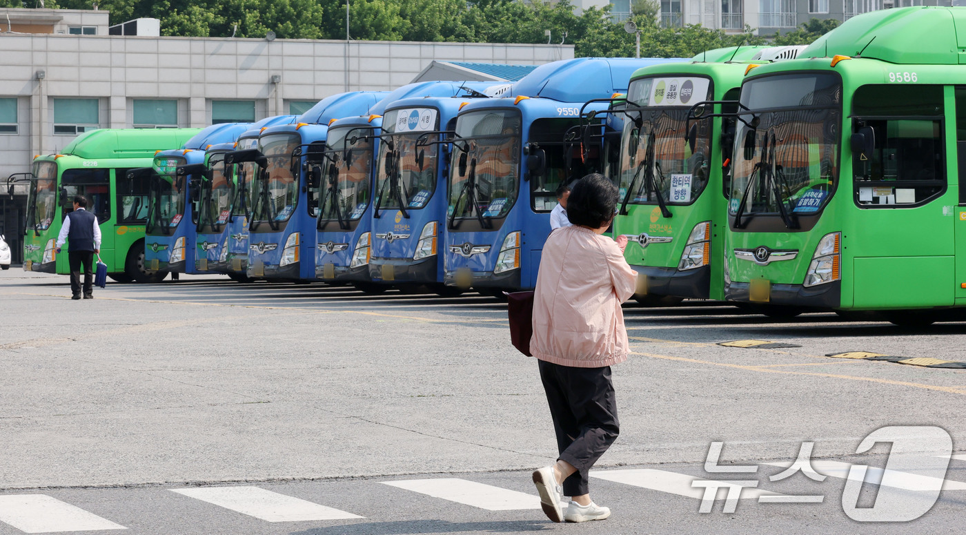 (서울=뉴스1) 박세연 기자 = 27일 서울 송파구 장지공영차고지에 운행을 앞둔 시내버스가 정차돼있다.서울, 부산 등 전국자동차노동조합연맹 산하 시내버스 노조는 노사교섭 결렬시 2 …