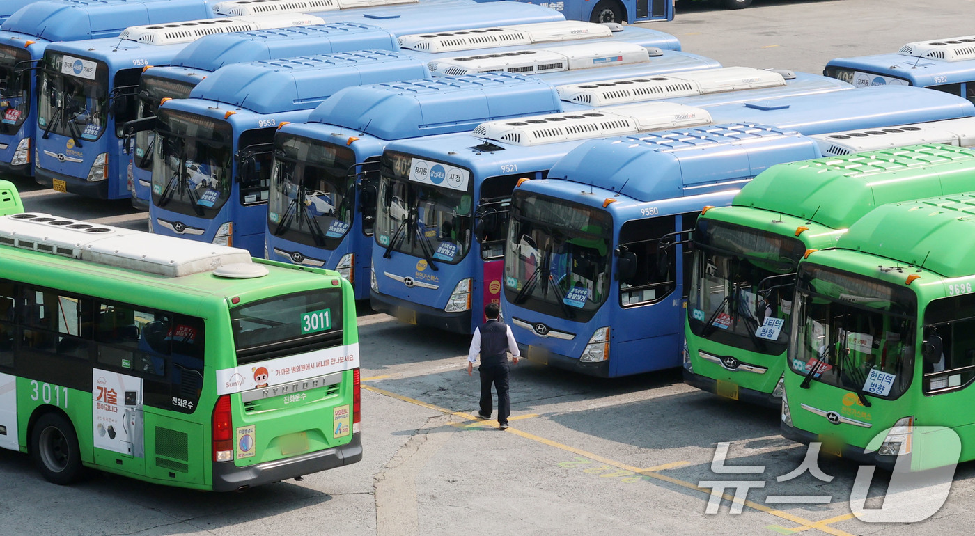 (서울=뉴스1) 박세연 기자 = 27일 서울 송파구 장지공영차고지에 운행을 앞둔 시내버스가 정차돼있다.서울, 부산 등 전국자동차노동조합연맹 산하 시내버스 노조는 노사교섭 결렬시 2 …