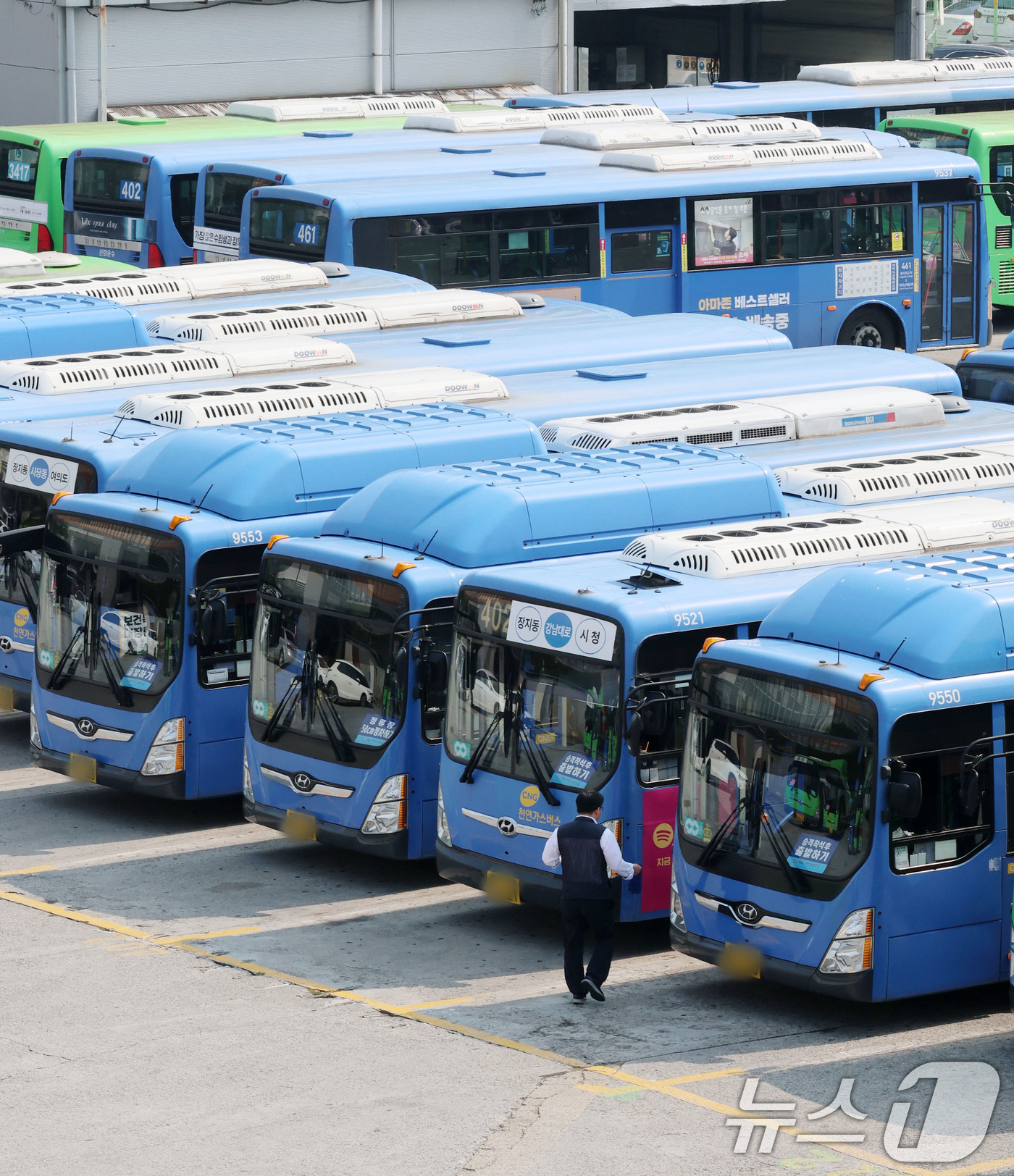 (서울=뉴스1) 박세연 기자 = 27일 서울 송파구 장지공영차고지에 운행을 앞둔 시내버스가 정차돼있다.서울, 부산 등 전국자동차노동조합연맹 산하 시내버스 노조는 노사교섭 결렬시 2 …