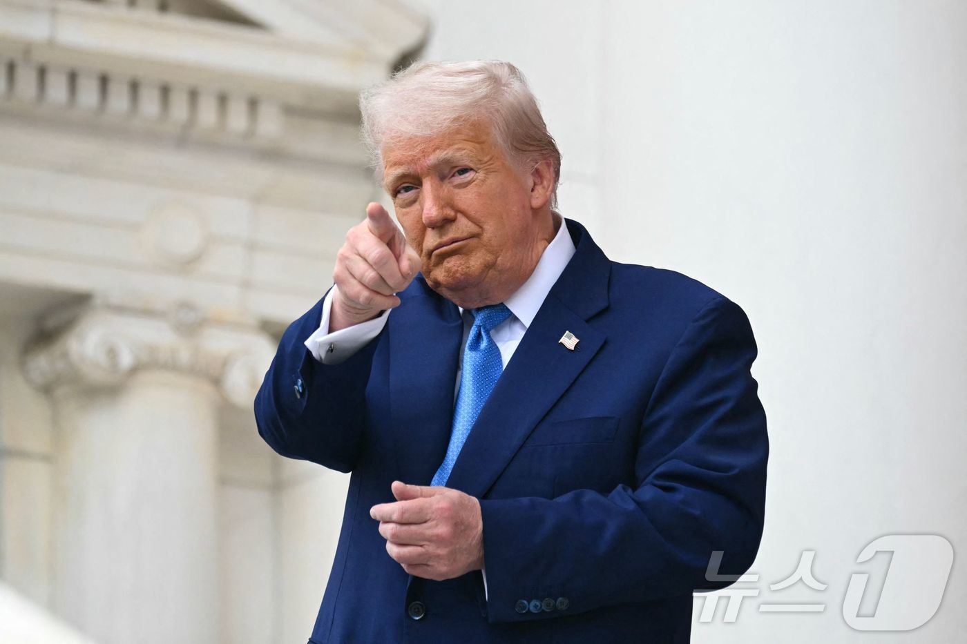 (알링턴 AFP=뉴스1) 우동명 기자 = 도널드 트럼프 미국 대통령이 26일(현지시간) 버지니아주 알링턴 국립묘지에서 열린 메모리얼 데이 (현충일) 기념식에 도착을 하고 있다. 2 …