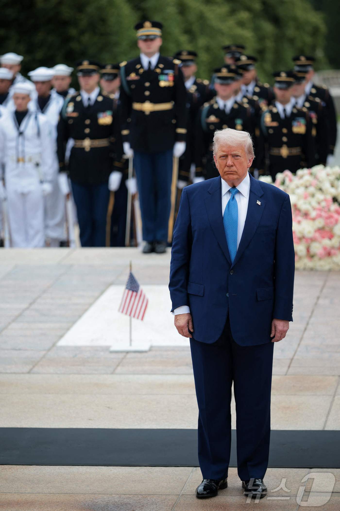 (알링턴 AFP=뉴스1) 우동명 기자 = 도널드 트럼프 미국 대통령이 26일(현지시간) 버지니아주 알링턴 국립묘지에서 열린 메모리얼 데이 (현충일) 기념식에 참석을 하고 있다. 2 …