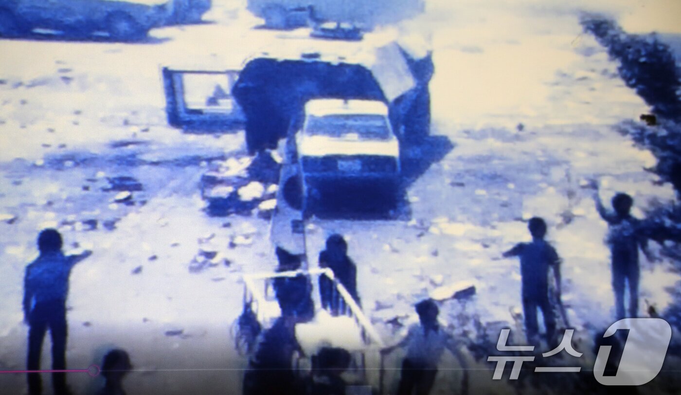 본문 이미지 - 27일 광주 동구 5·18민주화운동기록관에서 공개된 80년 5월 광주의 모습. 시민 문재성 씨가 80년 5월 21일 광주 금남로 일대에서 촬영한 이 영상물에는 시민 시위대의 모습 등이 담겨있다. 2025.5.27/뉴스1 ⓒ News1 이수민 기자