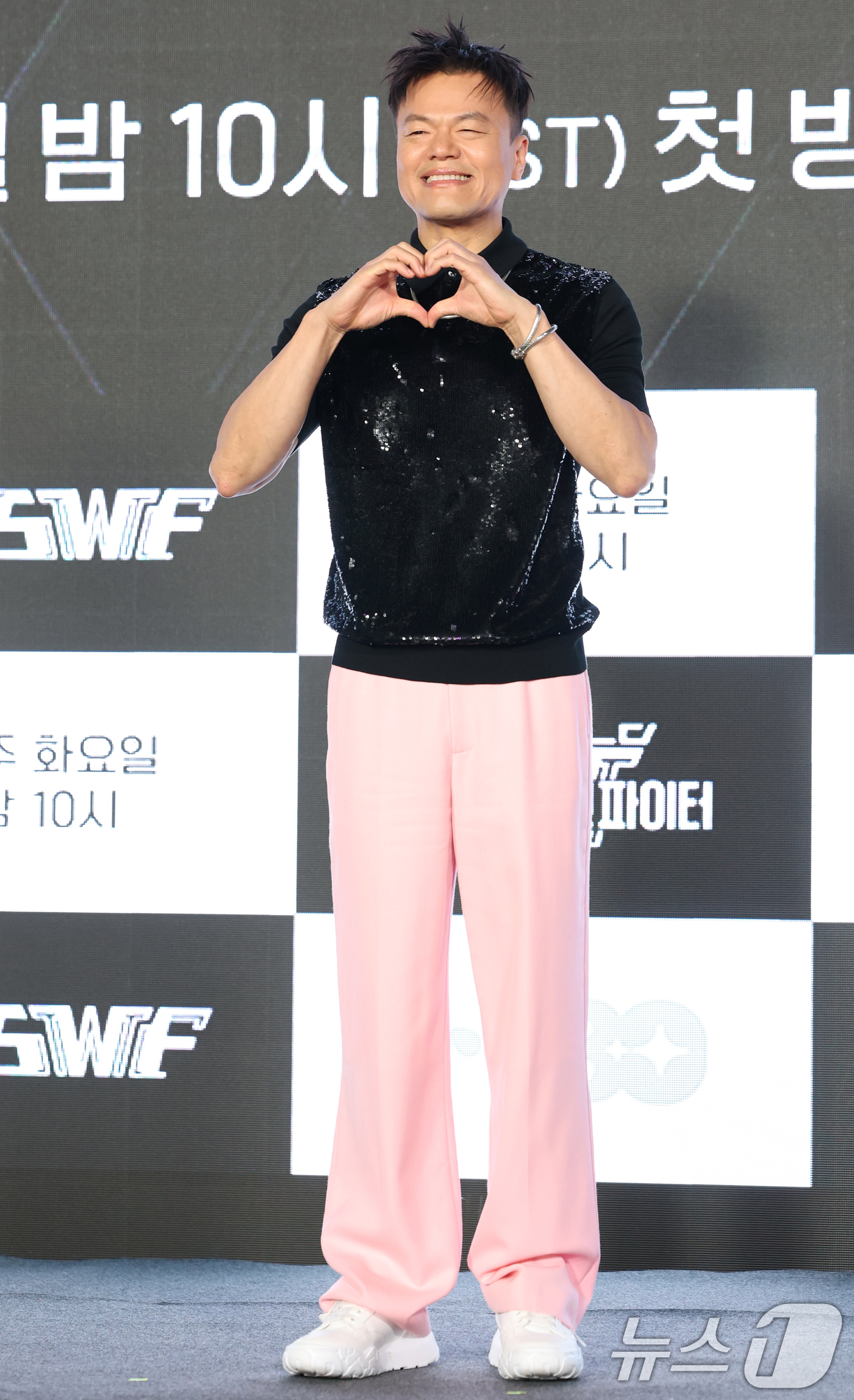 (서울=뉴스1) 권현진 기자 = 가수 겸 프로듀서 박진영이 27일 서울 강남구 논현동 SJ쿤스트할레에서 열린 Mnet '월드 오브 스트릿 우먼 파이터' 제작발표회에 참석해 포즈를 …