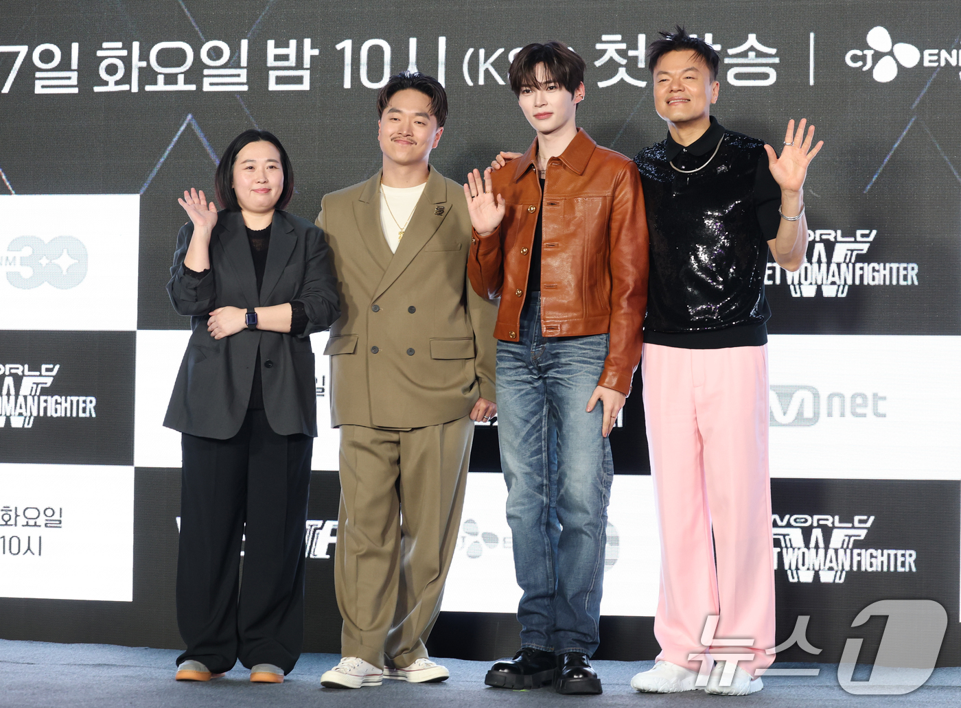 (서울=뉴스1) 권현진 기자 = 최정남 PD(왼쪽부터)와 마이크 송, 성한빈, 박진영이 27일 서울 강남구 논현동 SJ쿤스트할레에서 열린 Mnet '월드 오브 스트릿 우먼 파이터' …