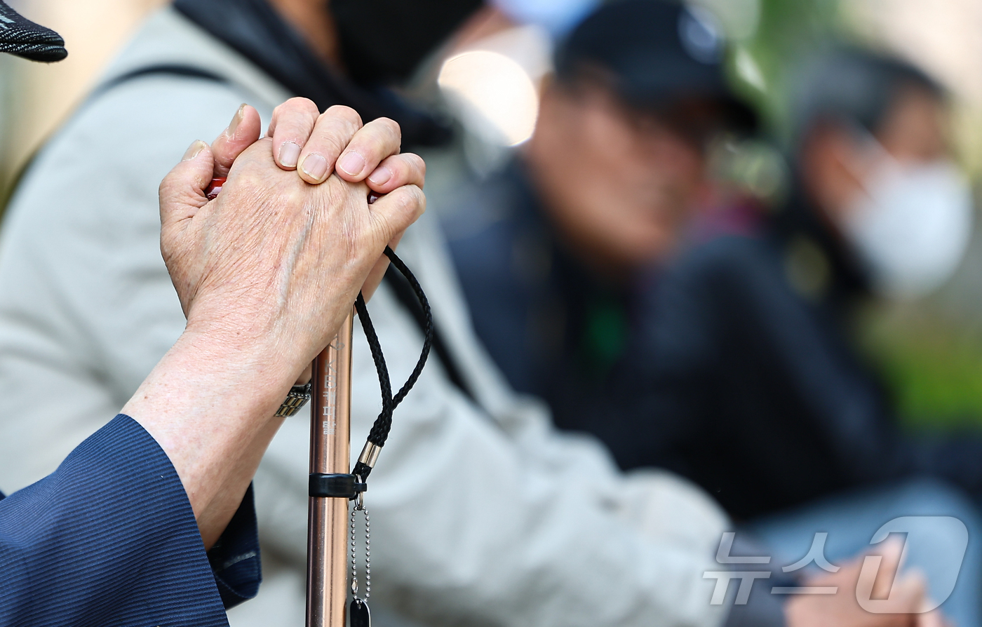 (서울=뉴스1) 김도우 기자 = 서울시 인구 중 70세 이상이 19세 이하 시민보다 많은것으로 나타났다.행정안전부 통계를 보면 19세 이하 서울시민은 119만7536명인 반면 70 …