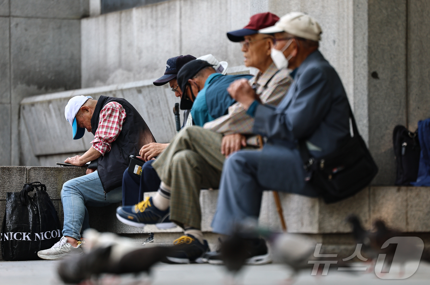 (서울=뉴스1) 김도우 기자 = 서울시 인구 중 70세 이상이 19세 이하 시민보다 많은것으로 나타났다.행정안전부 통계를 보면 19세 이하 서울시민은 119만7536명인 반면 70 …