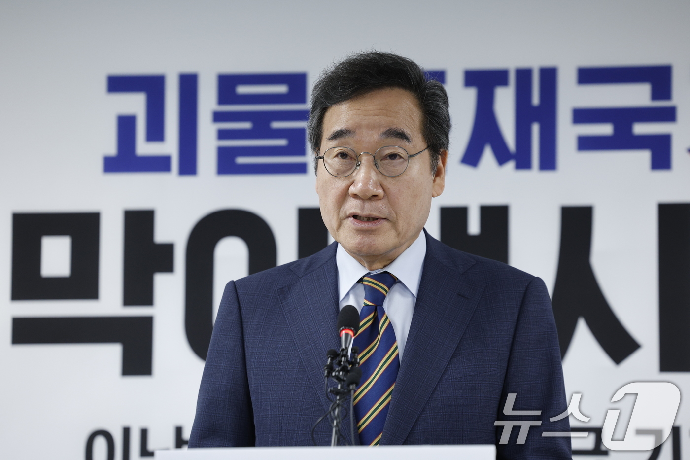 (서울=뉴스1) 안은나 기자 = 이낙연 새미래민주당 상임고문이 27일 서울 여의도 당사에서 김문수 국민의힘 대통령 후보와의 개헌·공동정부 연대와 김 후보 지지를 선언하며 기자회견을 …