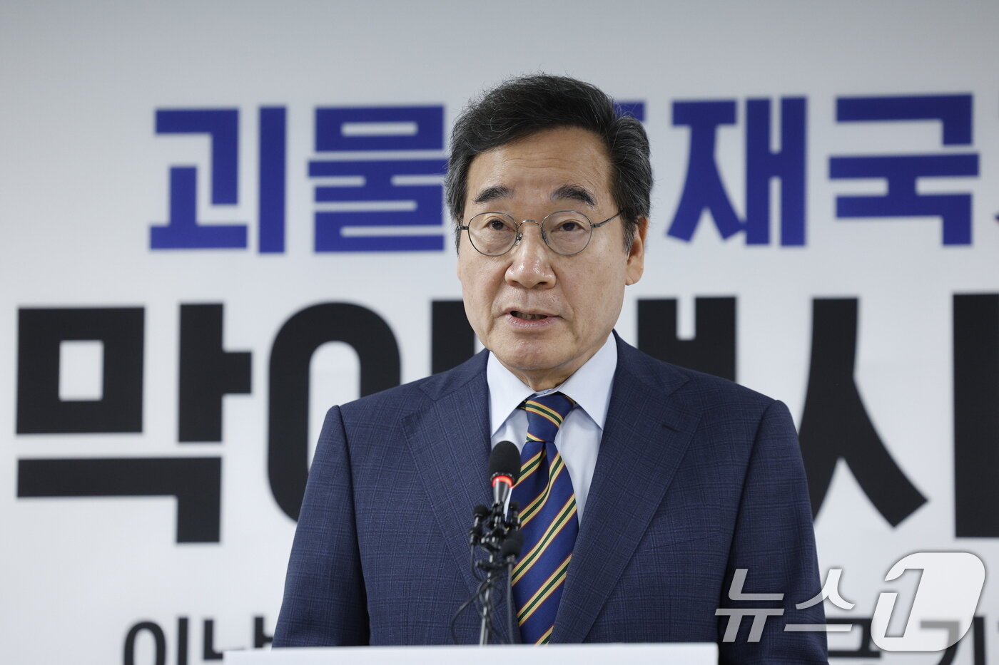 본문 이미지 - 이낙연 새미래민주당 상임고문이 27일 서울 여의도 당사에서 김문수 국민의힘 대통령 후보와의 개헌·공동정부 연대와 김 후보 지지를 선언하며 기자회견을 하고 있다. 이 상임고문과 김 후보는 국민통합을 위한 공동정부 구성, 제7공화국 출범을 위한 개헌추진 협력, 2028년 대선·총선 동시실시를 통한 대통령과 국회의 임기 불일치 해소 및 3년 임기 실천 등에 동의하고 구체적 협의는 양당에 맡기기로 했다. 2025.5.27/뉴스1 ⓒ News1 안은나 기자