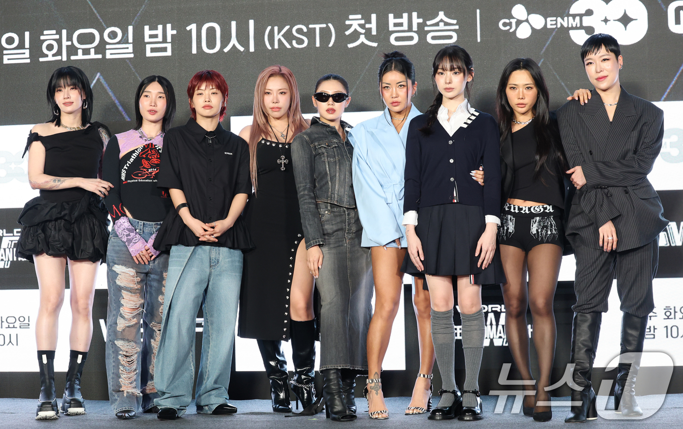 (서울=뉴스1) 권현진 기자 = 리더즈 범접의 모니카(왼쪽부터)와 립제이, 아이키, 가비, 리정, 리헤이, 노제, 허니제이, 효진초이가 27일 서울 강남구 논현동 SJ쿤스트할레에서 …