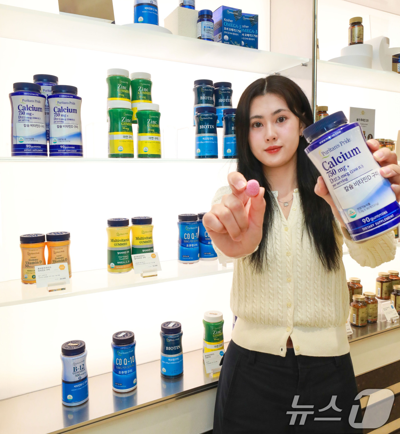 (서울=뉴스1) = 현대백화점그룹 계열 종합 헬스케어 기업 현대 바이오랜드는 현대백화점 목동점에 위치한 토탈 헬스케어 전문 매장 '네슬레 헬스사이언스 스토어'에서 60년 전통의 미 …