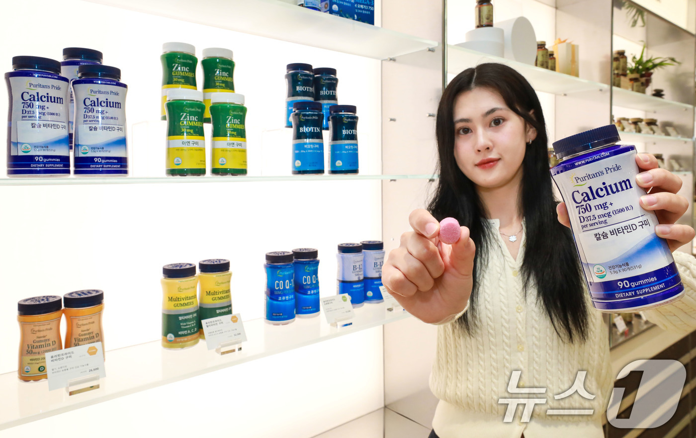 (서울=뉴스1) = 현대백화점그룹 계열 종합 헬스케어 기업 현대 바이오랜드는 현대백화점 목동점에 위치한 토탈 헬스케어 전문 매장 '네슬레 헬스사이언스 스토어'에서 60년 전통의 미 …