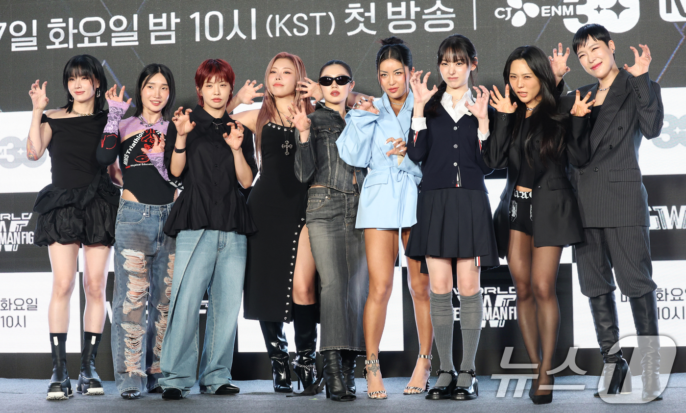 (서울=뉴스1) 권현진 기자 = 리더즈 범접의 모니카(왼쪽부터)와 립제이, 아이키, 가비, 리정, 리헤이, 노제, 허니제이, 효진초이가 27일 서울 강남구 논현동 SJ쿤스트할레에서 …
