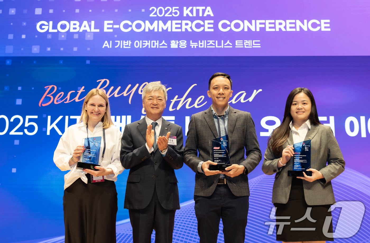 (서울=뉴스1) = 이인호 한국무역협회 부회장이 27일 서울 강남구 삼성동 코엑스에서 개최한 '2025 KITA 글로벌 이커머스 서밋'에서 '베스트 바이어 오브 더 이어'로 선정된 …