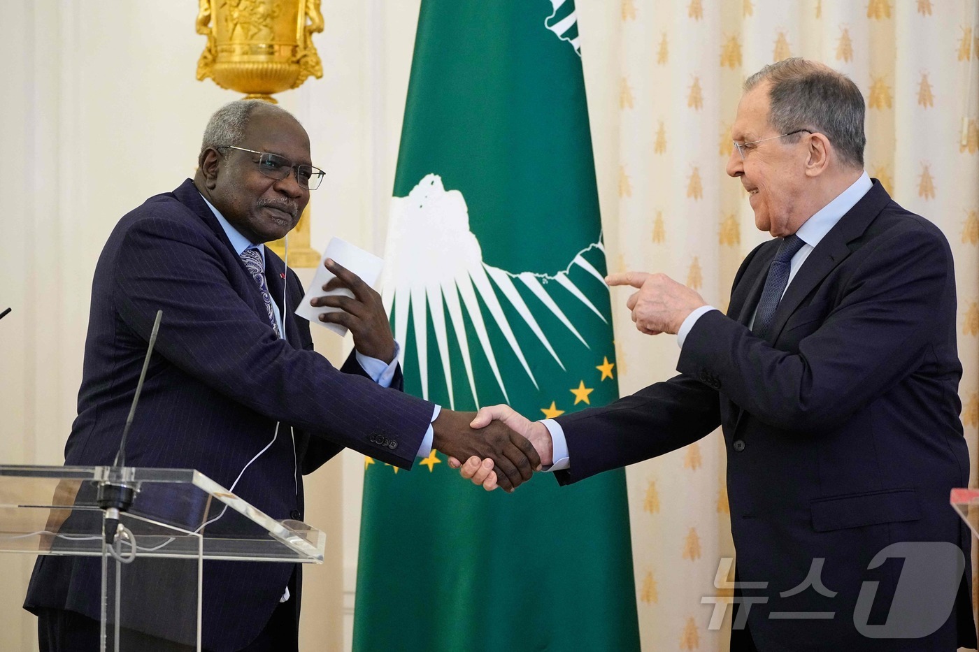 (모스크바 AFP=뉴스1) 우동명 기자 = 세르게이 라브로프 러시아 외무장관이 26일(현지시간) 아프리카의 날을 맞아 모스크바에서 열린 리셉션 중 러시아 주재 카메룬 대사와 악수를 …