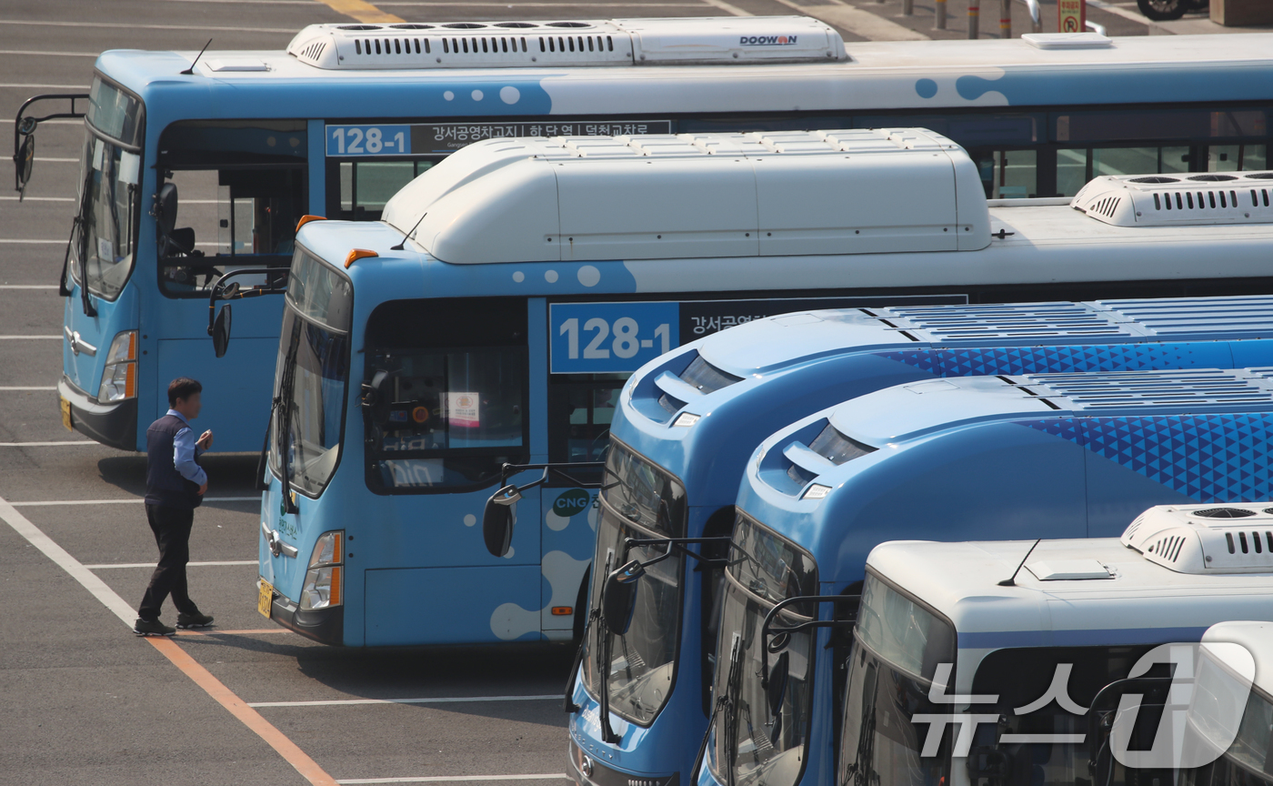 (부산=뉴스1) 윤일지 기자 = 27일 부산 강서구 강서시내버스 공영차고지에 운행을 앞둔 시내버스가 주차돼 있다.서울, 부산 등 전국자동차노동조합연맹 산하 시내버스 노조는 노사교섭 …