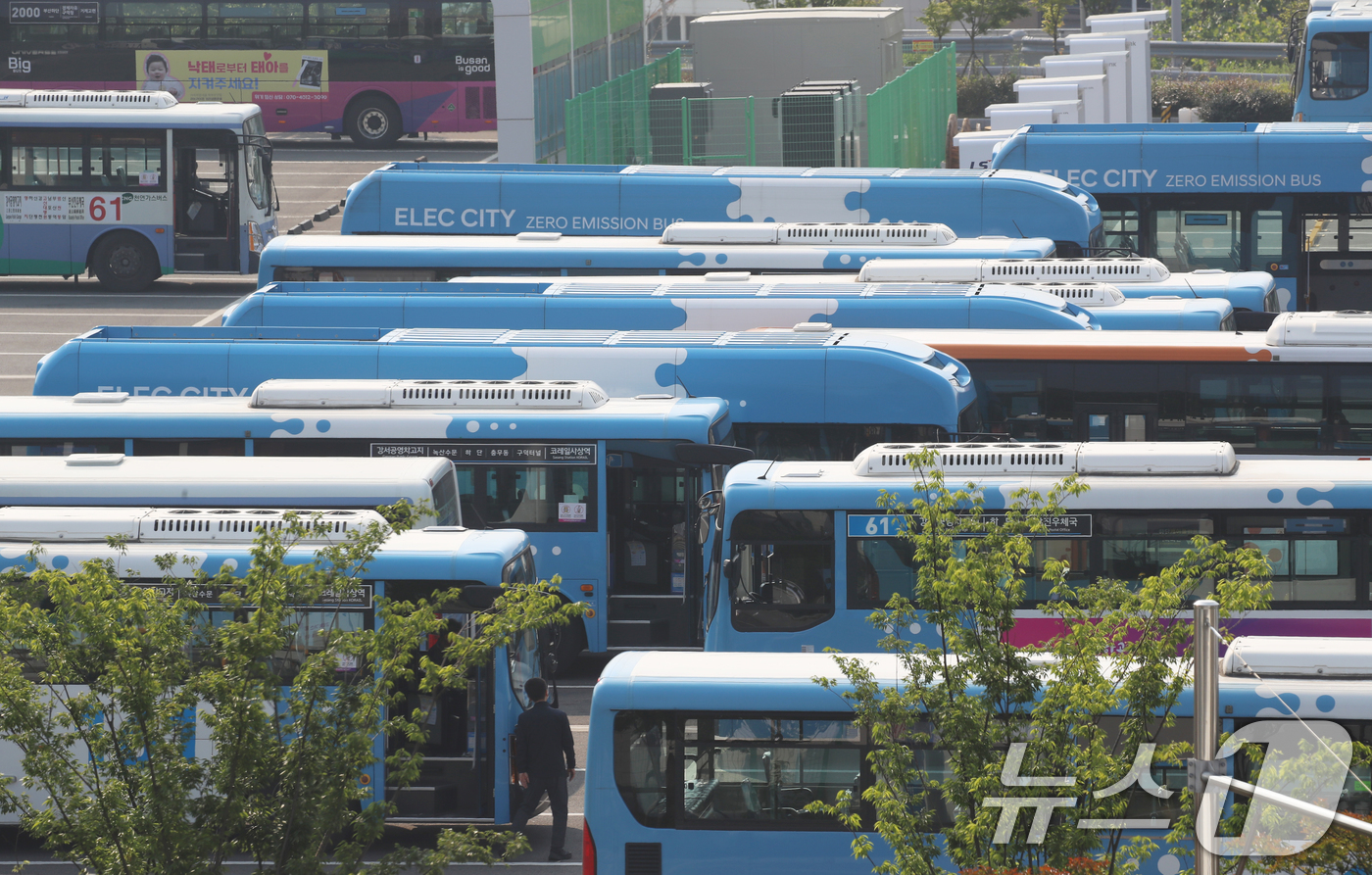 (부산=뉴스1) 윤일지 기자 = 27일 부산 강서구 강서시내버스 공영차고지에 운행을 앞둔 시내버스가 주차돼 있다.서울, 부산 등 전국자동차노동조합연맹 산하 시내버스 노조는 노사교섭 …