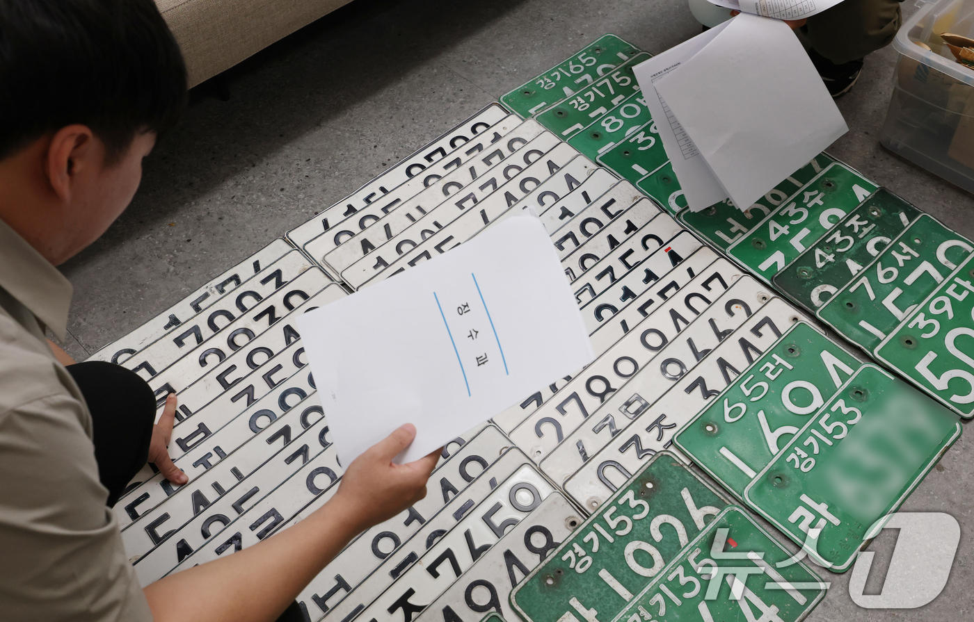 (의왕=뉴스1) 김영운 기자 = 경기도 31개 시·군이 '2025년 2분기 체납차량 일제단속의 날' 운영을 시작한 27일 오전 경기 의왕시 고천동 의왕시청 징수과 사무실에서 직원들 …