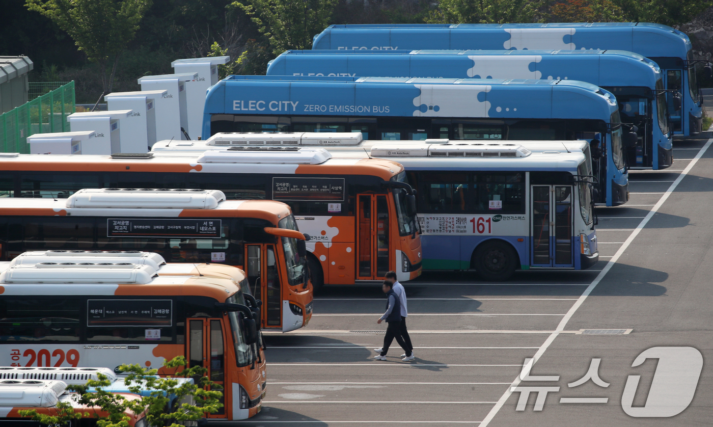 (부산=뉴스1) 윤일지 기자 = 27일 부산 강서구 강서시내버스 공영차고지에 운행을 앞둔 시내버스가 주차돼 있다.서울, 부산 등 전국자동차노동조합연맹 산하 시내버스 노조는 노사교섭 …