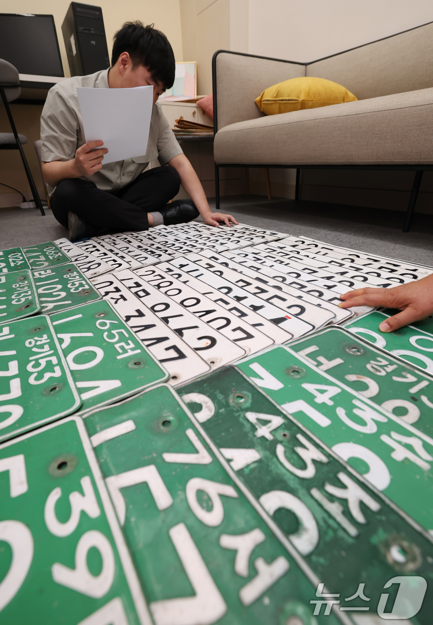 (의왕=뉴스1) 김영운 기자 = 경기도 31개 시·군이 '2025년 2분기 체납차량 일제단속의 날' 운영을 시작한 27일 오전 경기 의왕시 고천동 의왕시청 징수과 사무실에서 직원들 …