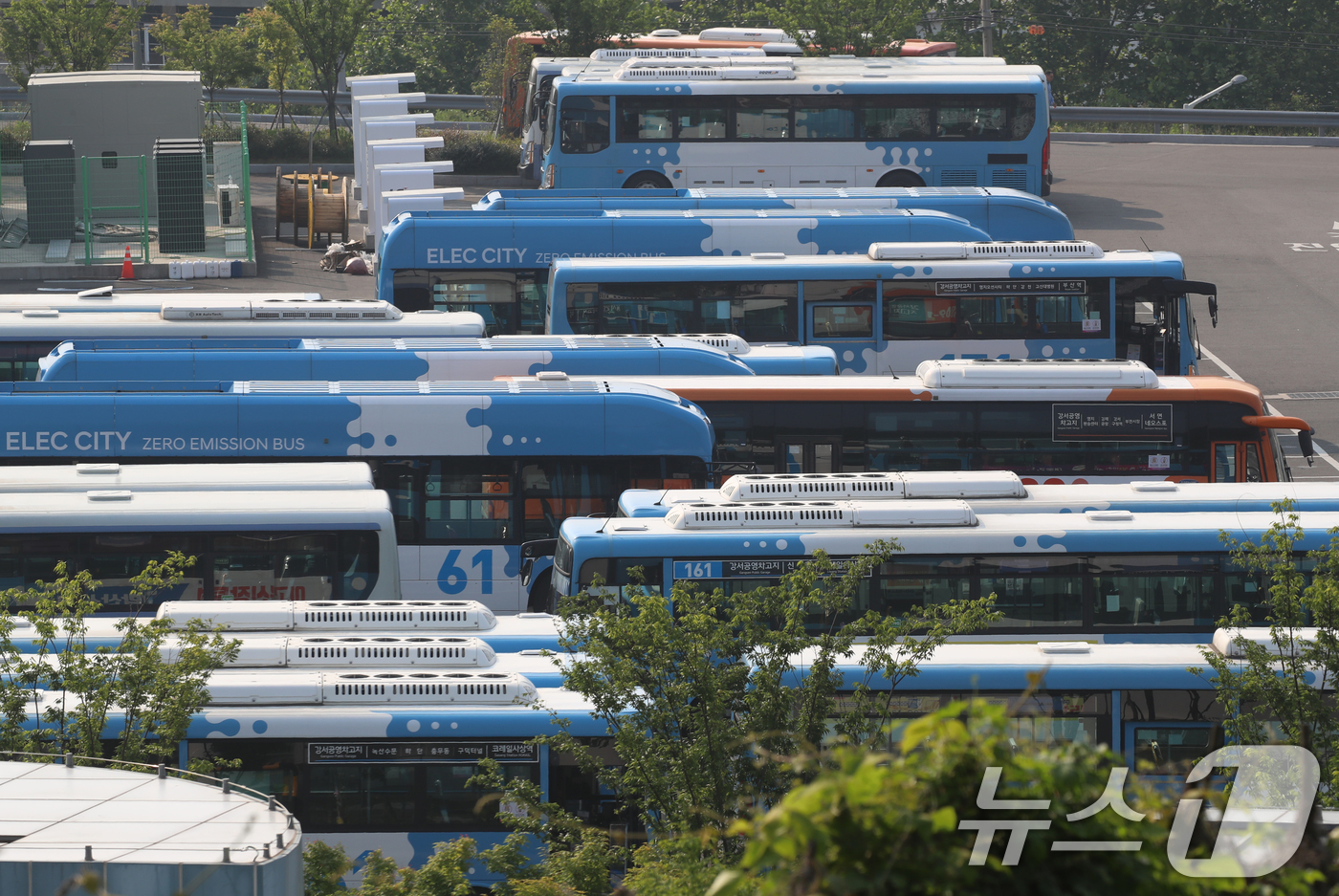 (부산=뉴스1) 윤일지 기자 = 27일 부산 강서구 강서시내버스 공영차고지에 운행을 앞둔 시내버스가 주차돼 있다.서울, 부산 등 전국자동차노동조합연맹 산하 시내버스 노조는 노사교섭 …