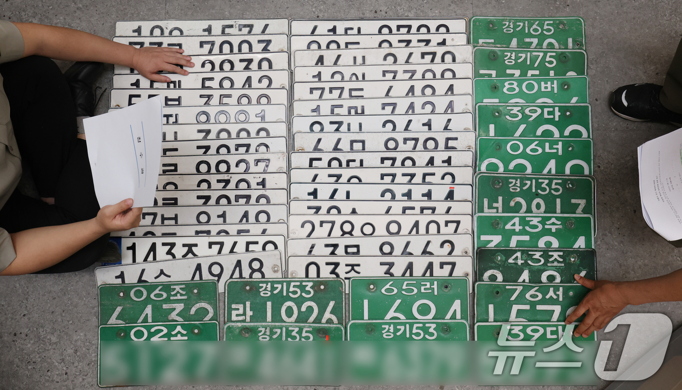 (의왕=뉴스1) 김영운 기자 = 경기도 31개 시·군이 '2025년 2분기 체납차량 일제단속의 날' 운영을 시작한 27일 오전 경기 의왕시 고천동 의왕시청 징수과 사무실에서 직원들 …