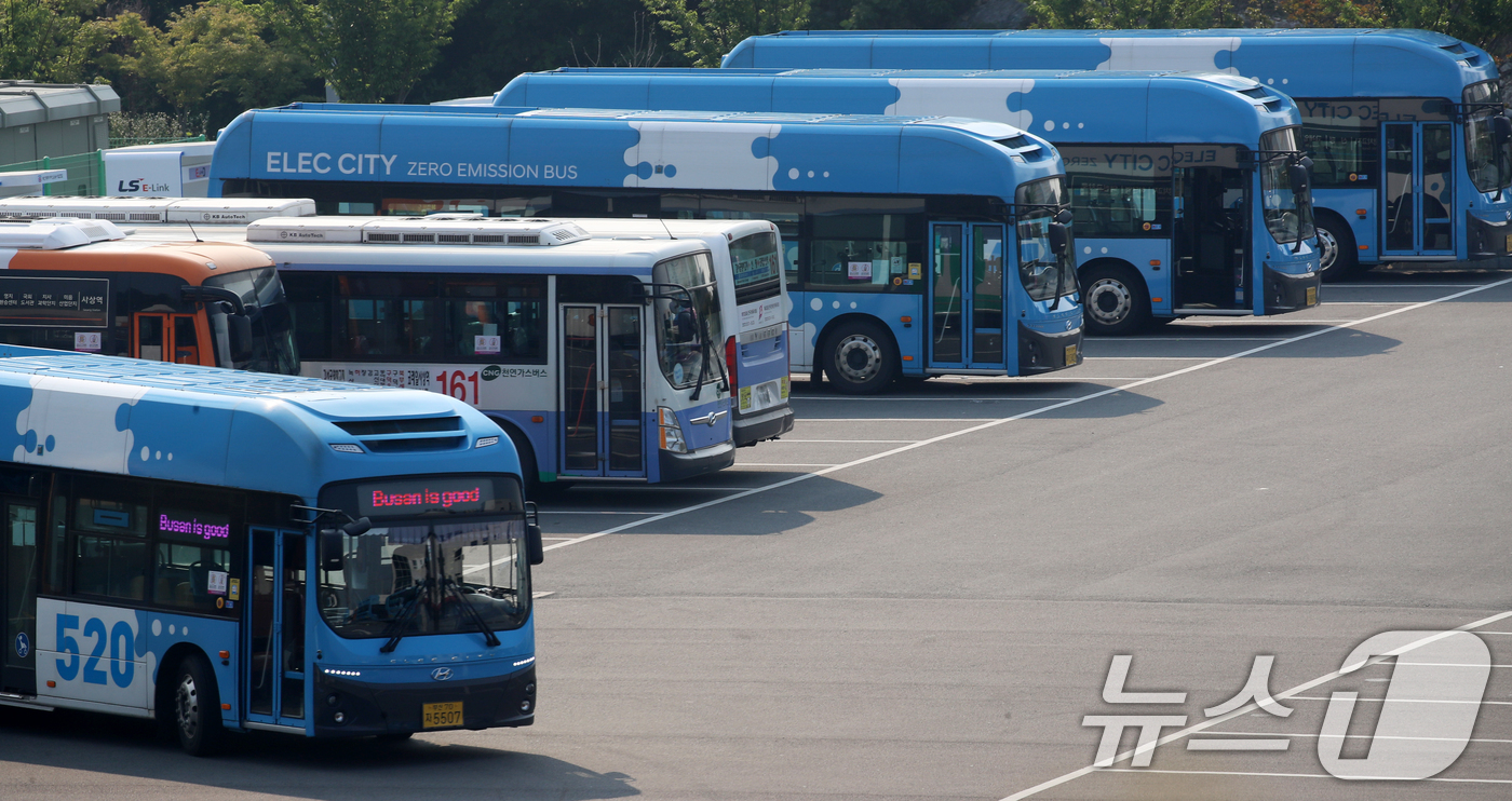 (부산=뉴스1) 윤일지 기자 = 27일 부산 강서구 강서시내버스 공영차고지에 운행을 앞둔 시내버스가 주차돼 있다.서울, 부산 등 전국자동차노동조합연맹 산하 시내버스 노조는 노사교섭 …