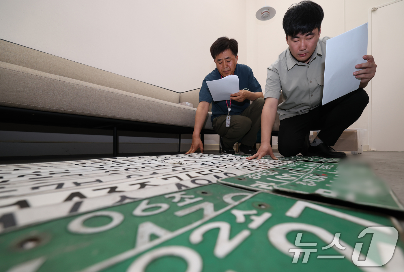 (의왕=뉴스1) 김영운 기자 = 경기도 31개 시·군이 '2025년 2분기 체납차량 일제단속의 날' 운영을 시작한 27일 오전 경기 의왕시 고천동 의왕시청 징수과 사무실에서 직원들 …