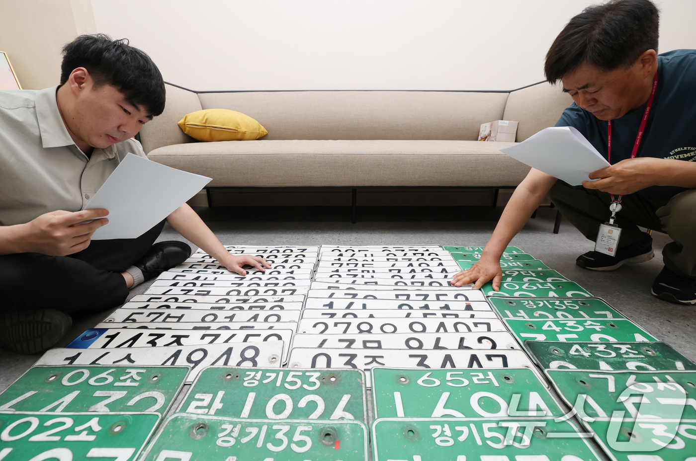 (의왕=뉴스1) 김영운 기자 = 경기도 31개 시·군이 '2025년 2분기 체납차량 일제단속의 날' 운영을 시작한 27일 오전 경기 의왕시 고천동 의왕시청 징수과 사무실에서 직원들 …