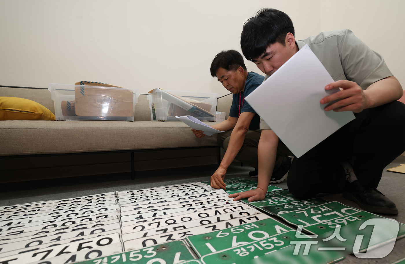 (의왕=뉴스1) 김영운 기자 = 경기도 31개 시·군이 '2025년 2분기 체납차량 일제단속의 날' 운영을 시작한 27일 오전 경기 의왕시 고천동 의왕시청 징수과 사무실에서 직원들 …