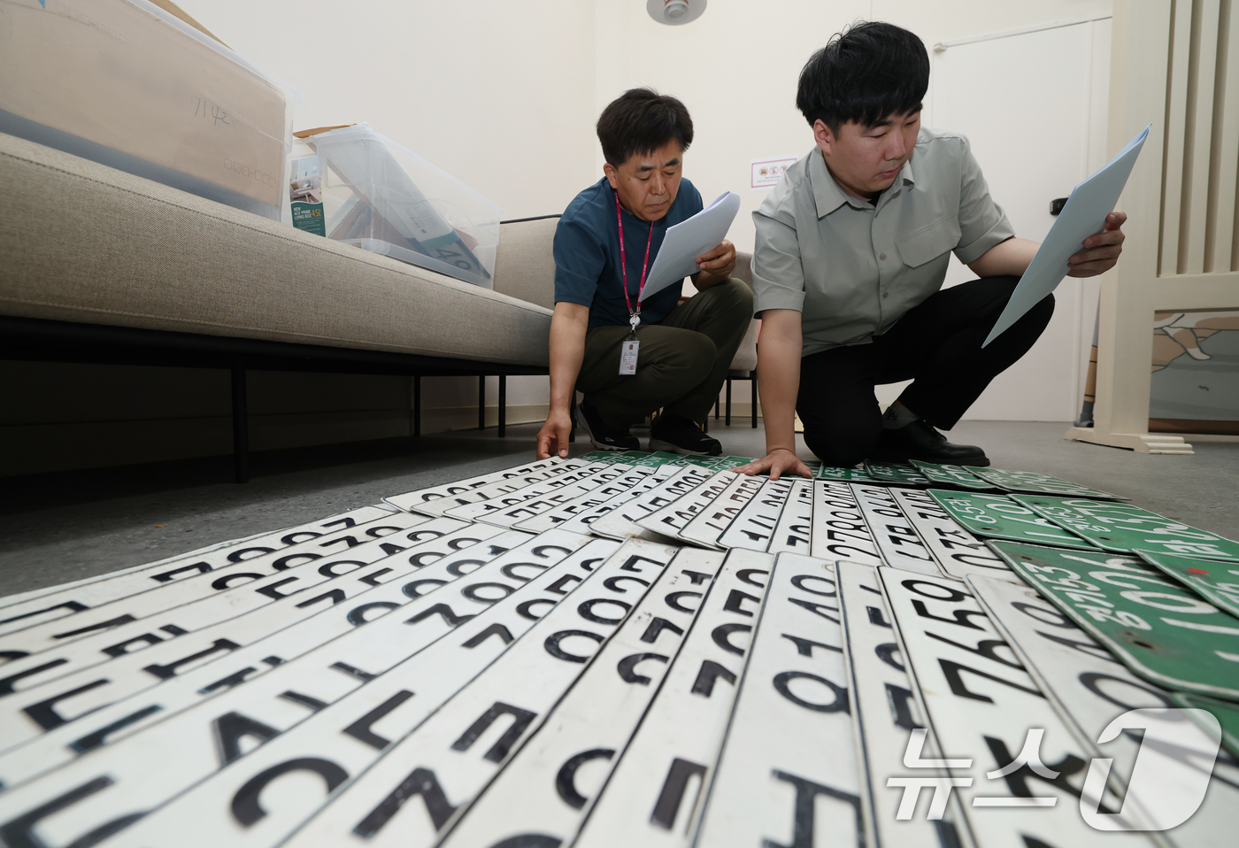 (의왕=뉴스1) 김영운 기자 = 경기도 31개 시·군이 '2025년 2분기 체납차량 일제단속의 날' 운영을 시작한 27일 오전 경기 의왕시 고천동 의왕시청 징수과 사무실에서 직원들 …