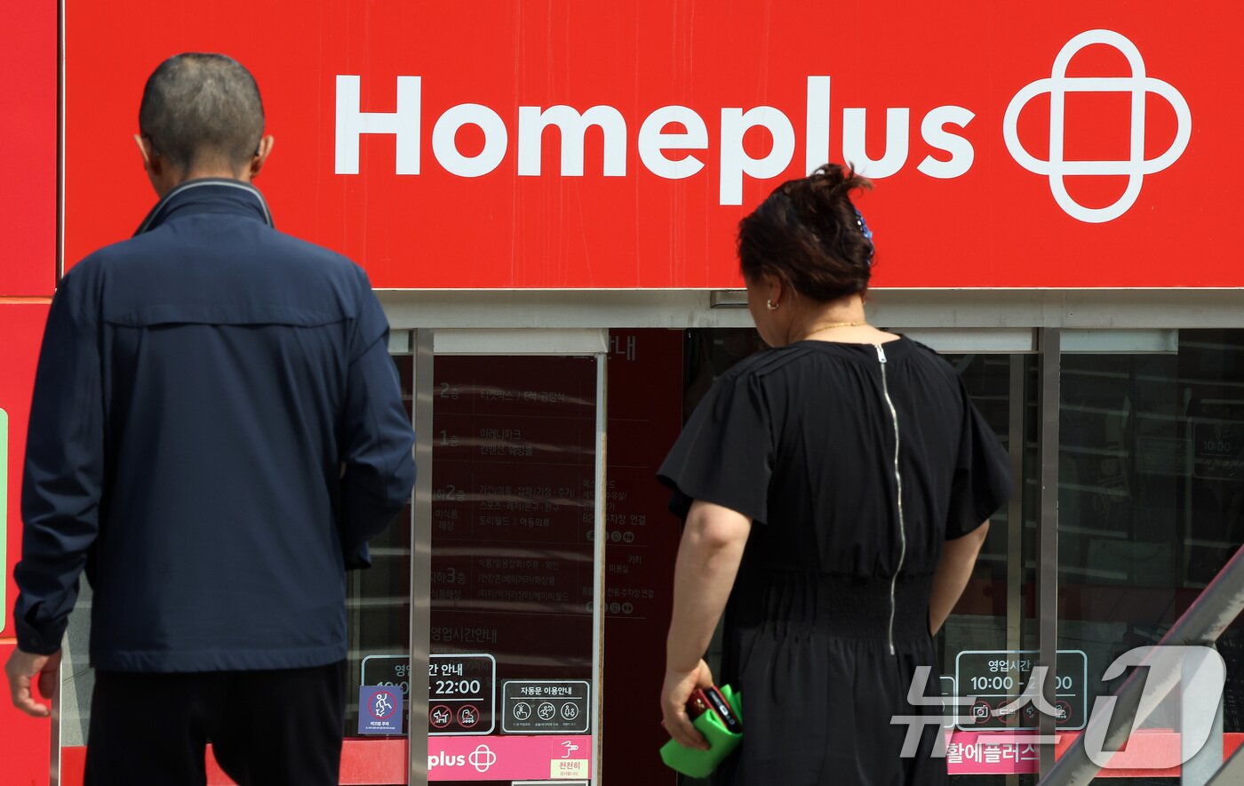 본문 이미지 - 인천에 위치한 홈플러스 매장에서 시민들이 개점 시간에 맞춰 입장하고 있다. ⓒ 뉴스1 