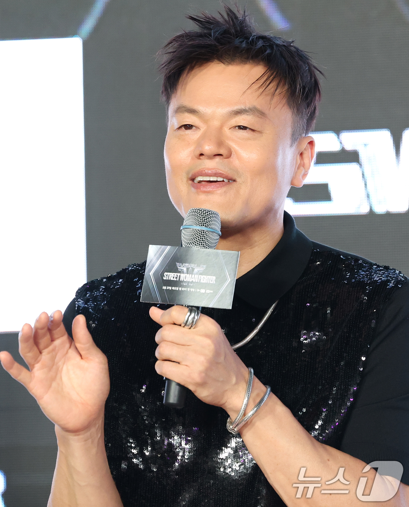 (서울=뉴스1) 권현진 기자 = 가수 겸 프로듀서 박진영이 27일 서울 강남구 논현동 SJ쿤스트할레에서 열린 Mnet '월드 오브 스트릿 우먼 파이터' 제작발표회에 참석해 인사말을 …