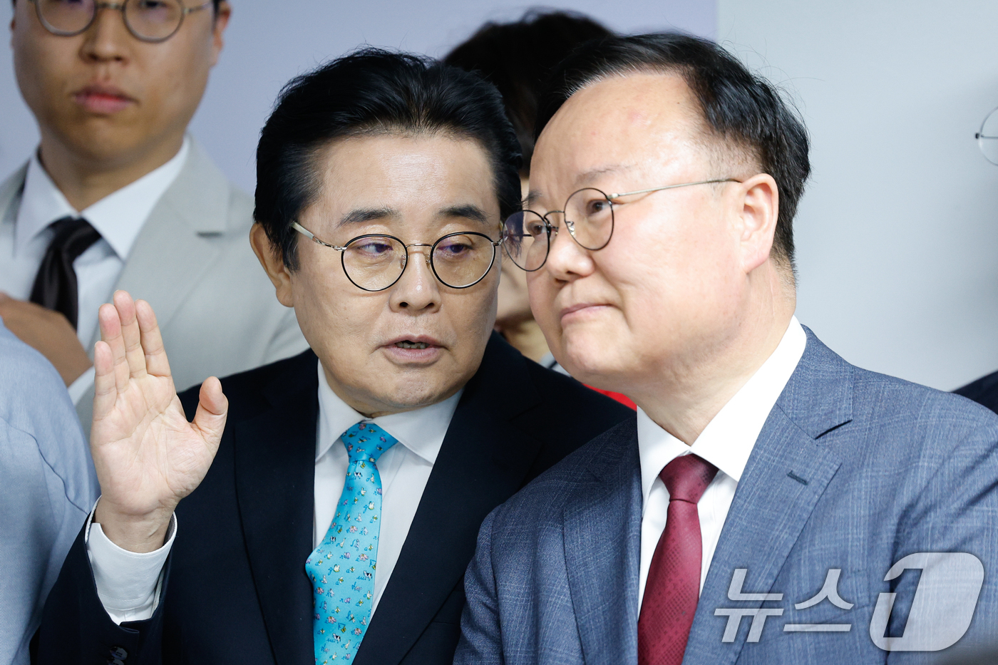 (서울=뉴스1) 안은나 기자 = 전병헌 새미래민주당 대표(왼쪽)와 김문수 국민의힘 대통령 후보측 김재원 비서실장이 27일 서울 여의도 당사에서 이낙연 상임고문의 기자회견을 들으며 …