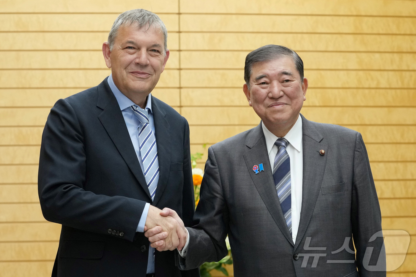 (도쿄 로이터=뉴스1) 우동명 기자 = 이시바 시게루 일본 총리가 27일(현지시간) 도쿄 총리 관저에서 필립 라자리니 유엔 팔레스타인 난민구호기구(UNRWA) 사무총장과 만나 악수 …