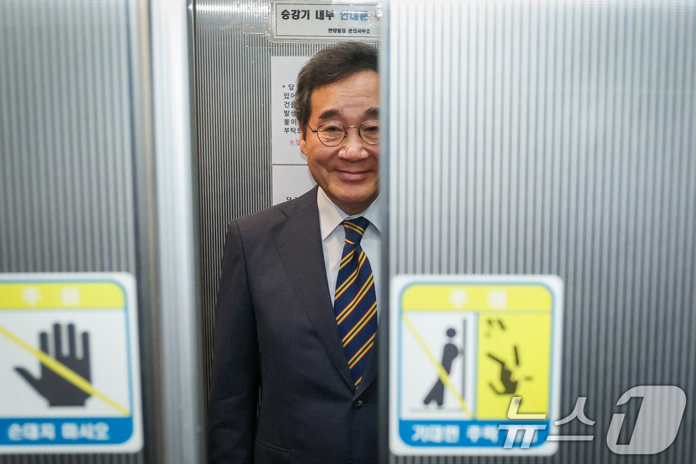 본문 이미지 - 이낙연 새미래민주당 상임고문이 27일 서울 여의도 당사에서 김문수 국민의힘 대통령 후보와의 개헌·공동정부 연대와 김 후보 지지를 선언하며 기자회견을 마친 뒤 승강기에 타고 있다2025.5.27/뉴스1 ⓒ News1 안은나 기자