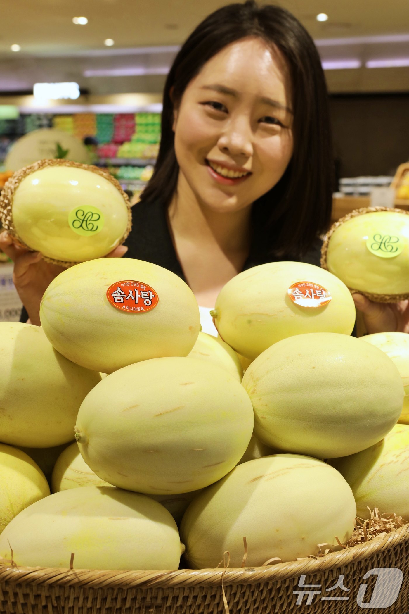 (서울=뉴스1) = 롯데백화점이 오는 30일부터 수도권 7개 점포에서 신품종 멜론 '솜사탕 멜론'을 한정 판매한다고 27일 밝혔다.서울 중구 롯데백화점 본점에서 모델이 솜사탕 멜론 …