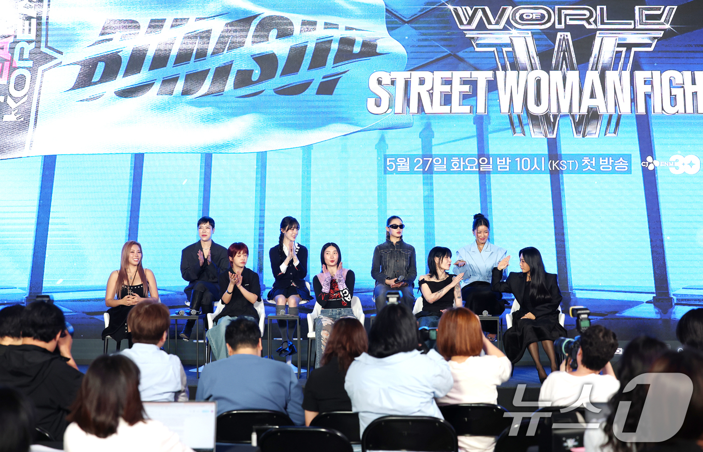 (서울=뉴스1) 권현진 기자 = 27일 서울 강남구 논현동 SJ쿤스트할레에서 열린 Mnet '월드 오브 스트릿 우먼 파이터' 제작발표회에 참석한 리더즈 범접의 멤버들이 화기애애한 …