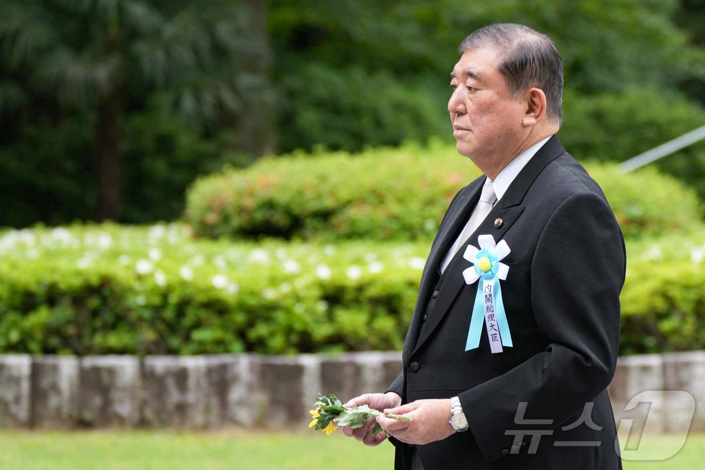 (도쿄 AFP=뉴스1) 우동명 기자 = 이시바 시게루 일본 총리가 26일(현지시간) 도쿄에 있는 지도리가후치 전몰자 묘의 제2차 세계대전 무명 전사자의 묘에 헌화를 하고 있다. 2 …