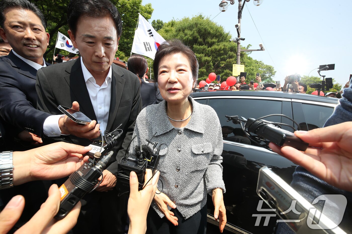 본문 이미지 - 박근혜 전 대통령이 27일 오전 경북 구미시 상모동에 있는 부친 고&#40;故&#41; 박정희 대통령 생가를 찾아 참배한 뒤 소회를 밝히고 있다. 2025.5.27/뉴스1 ⓒ News1 공정식 기자