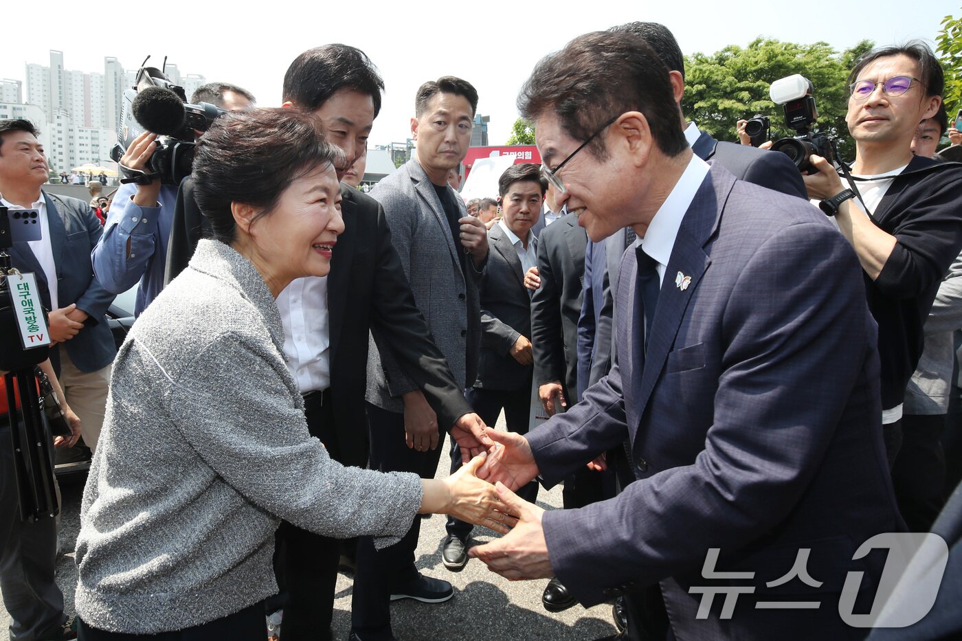 본문 이미지 - 박근혜 전 대통령이 27일 오전 경북 구미시 상모동에 있는 부친 고&#40;故&#41; 박정희 대통령 생가를 찾아 이철우 경북도지사와 인사 나누고 있다. 2025.5.27/뉴스1 ⓒ News1 공정식 기자