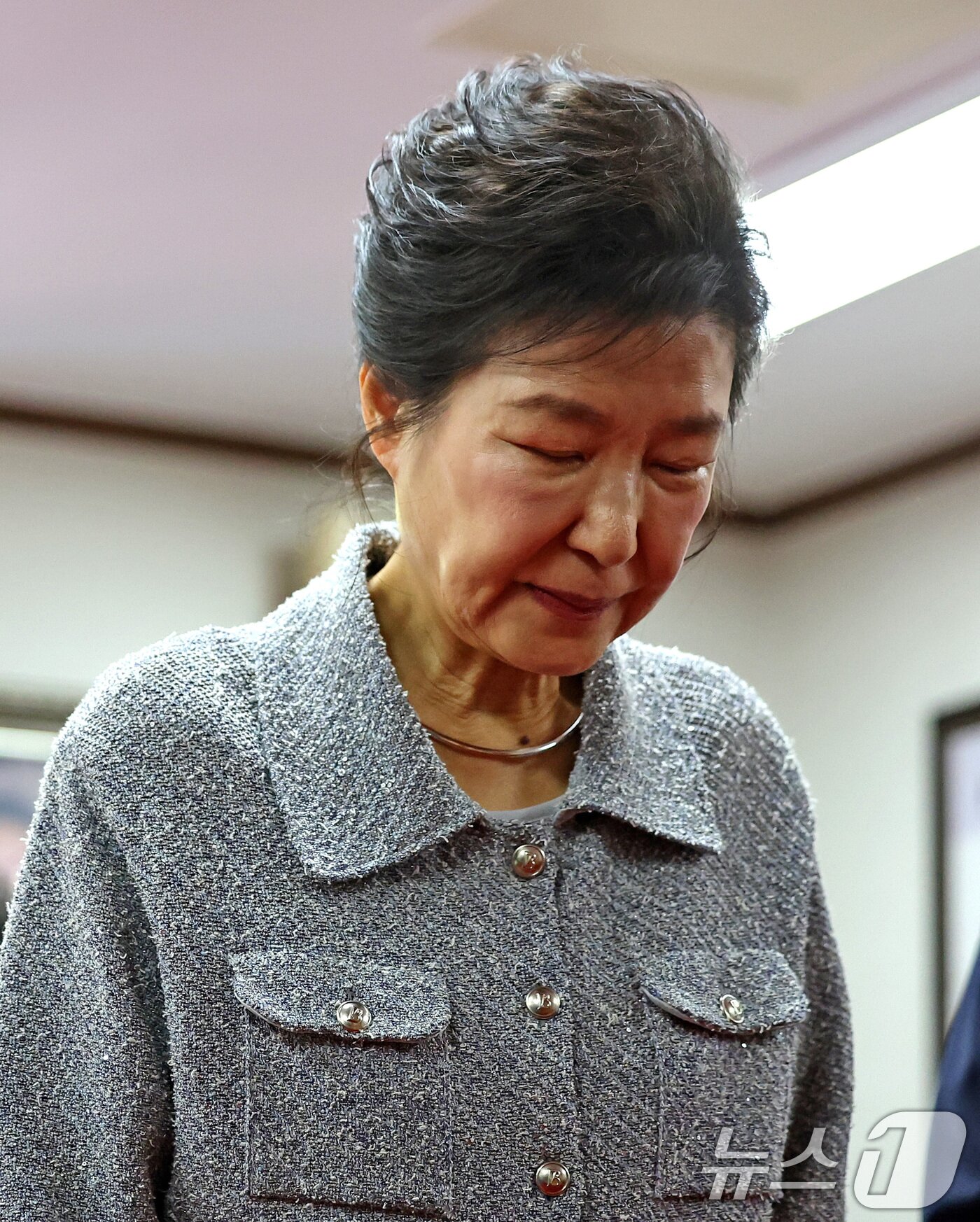 본문 이미지 - 박근혜 전 대통령이 27일 오전 경북 구미시 상모동에 있는 부친 고&#40;故&#41; 박정희 대통령 생가를 찾아 참배하고 있다. 2025.5.27/뉴스1 ⓒ News1 공정식 기자