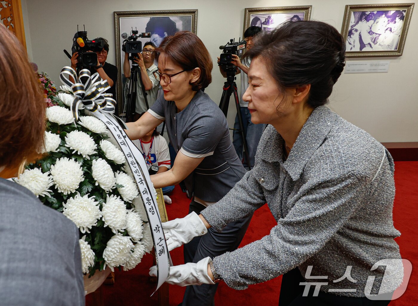 본문 이미지 - 박근혜 전 대통령이 27일 오전 경북 구미시 상모동에 있는 부친 고&#40;故&#41; 박정희 대통령 생가를 찾아 참배하고 있다. 2025.5.27/뉴스1 ⓒ News1 공정식 기자