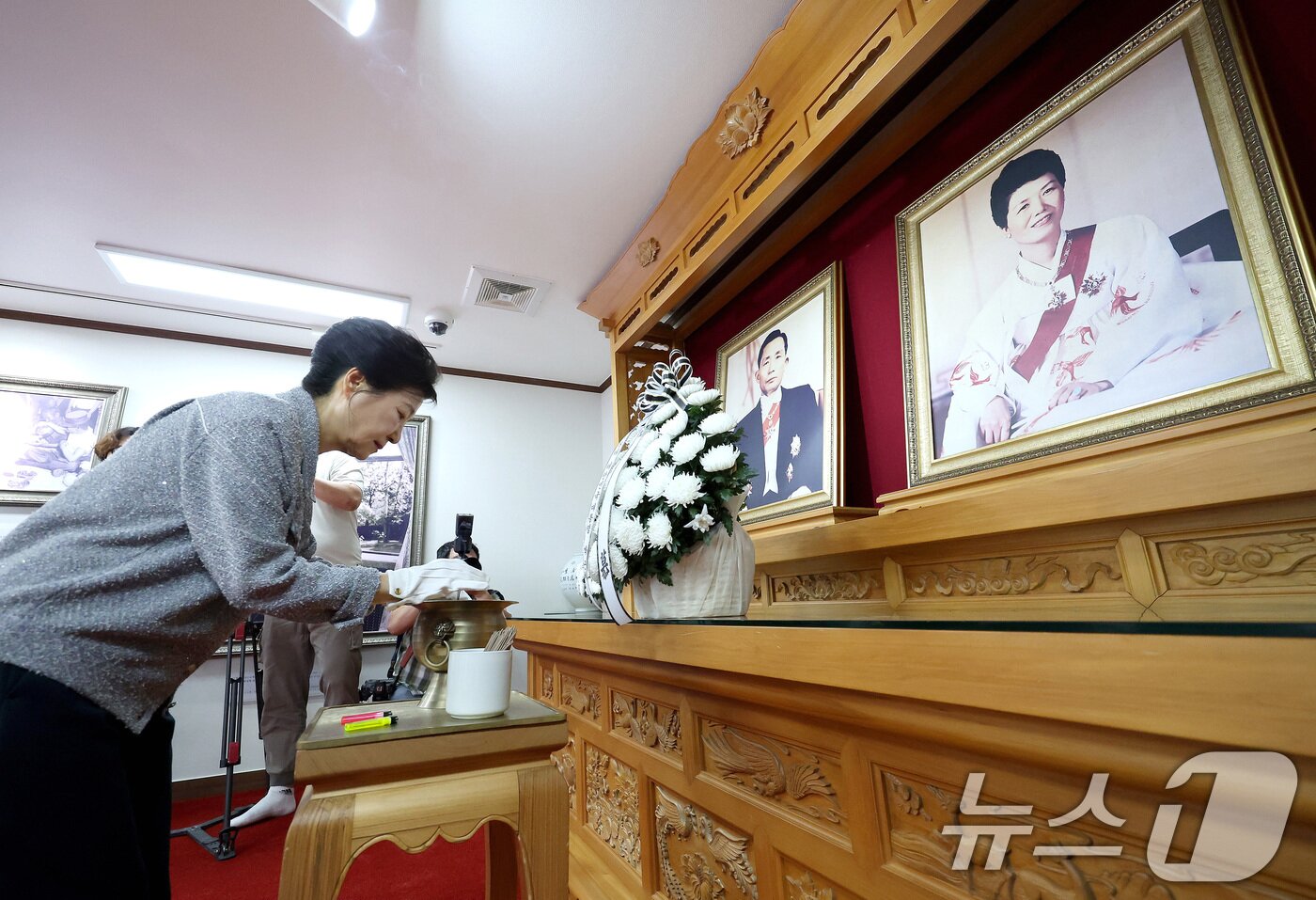 본문 이미지 - 박근혜 전 대통령이 27일 오전 경북 구미시 상모동에 있는 부친 고&#40;故&#41; 박정희 대통령 생가를 찾아 참배하고 있다. 2025.5.27/뉴스1 ⓒ News1 공정식 기자