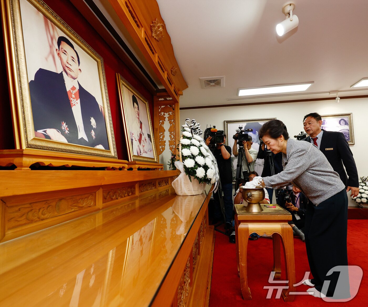 본문 이미지 - 박근혜 전 대통령이 27일 오전 경북 구미시 상모동에 있는 부친 고&#40;故&#41; 박정희 대통령 생가를 찾아 참배하고 있다. 2025.5.27/뉴스1 ⓒ News1 공정식 기자