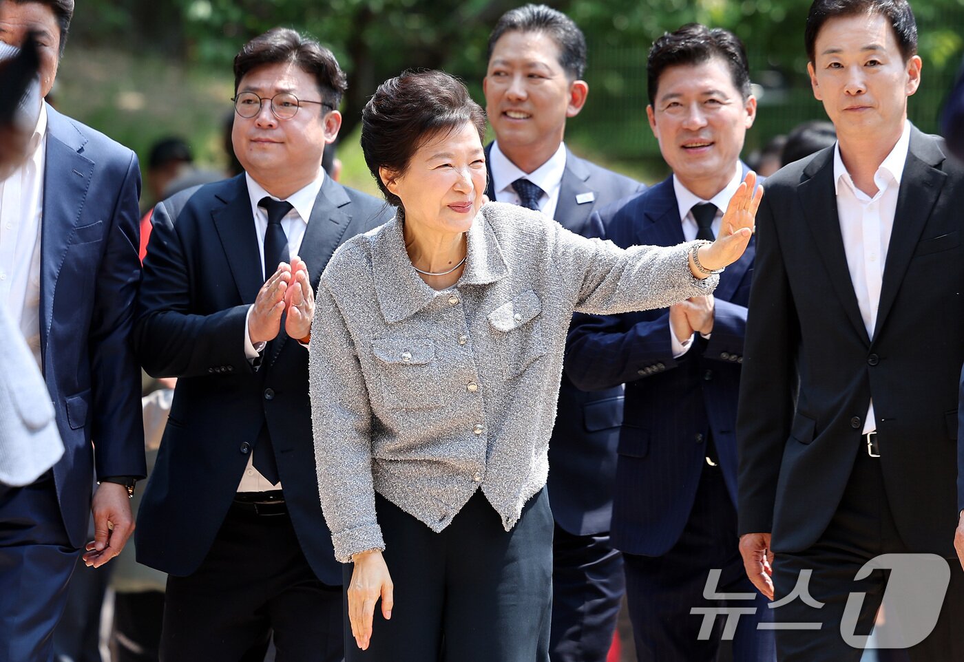 본문 이미지 - 박근혜 전 대통령이 27일 오전 경북 구미시 상모동에 있는 부친 고&#40;故&#41; 박정희 대통령 생가를 찾아 환영 나온 지지자들을 향해 손을 흔들고 있다. 2025.5.27/뉴스1 ⓒ News1 공정식 기자